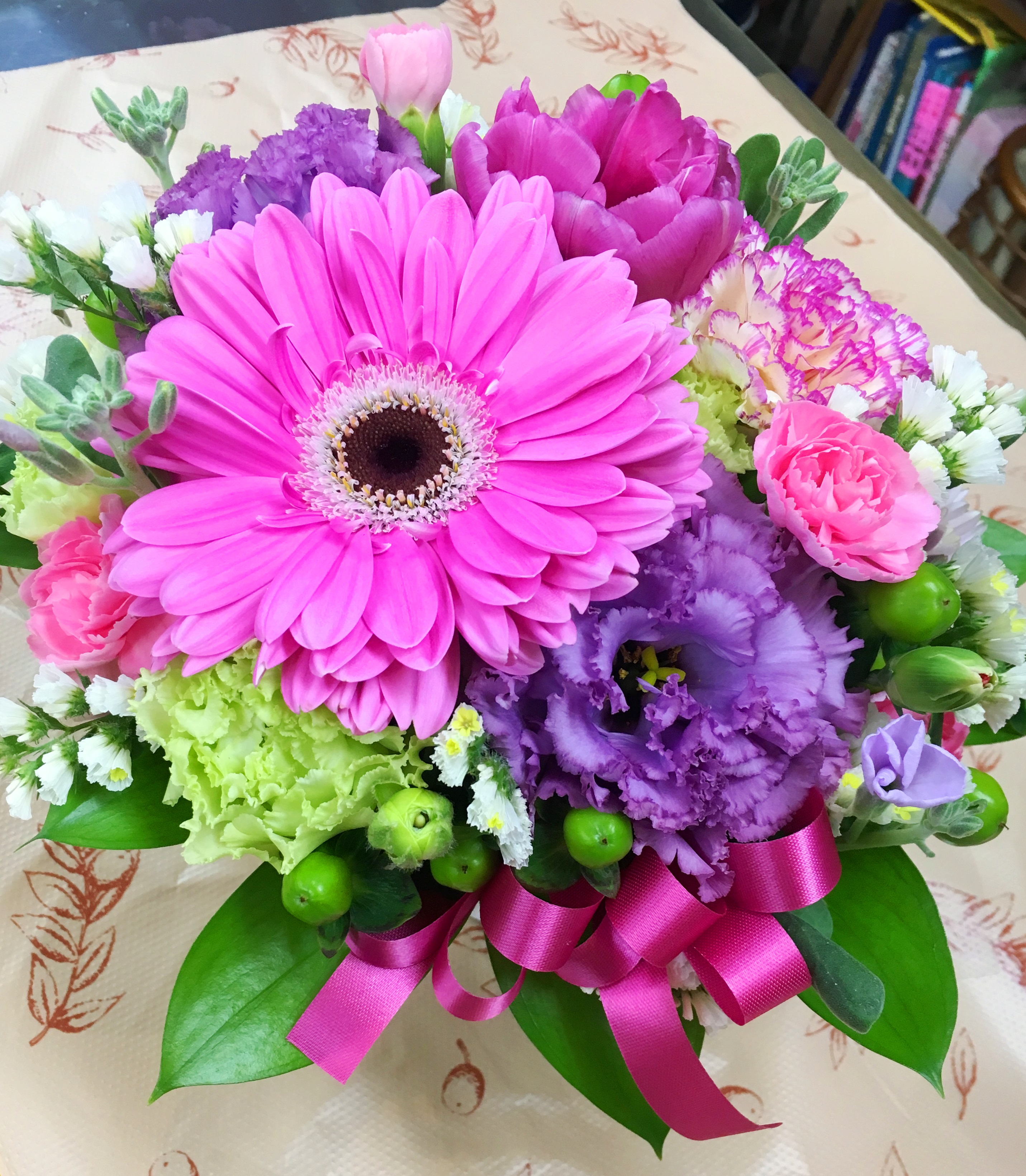 横浜市関内横浜市役所へ配達しました!【横浜花屋の花束・スタンド花・胡蝶蘭・バルーン・アレンジメント配達事例310】
