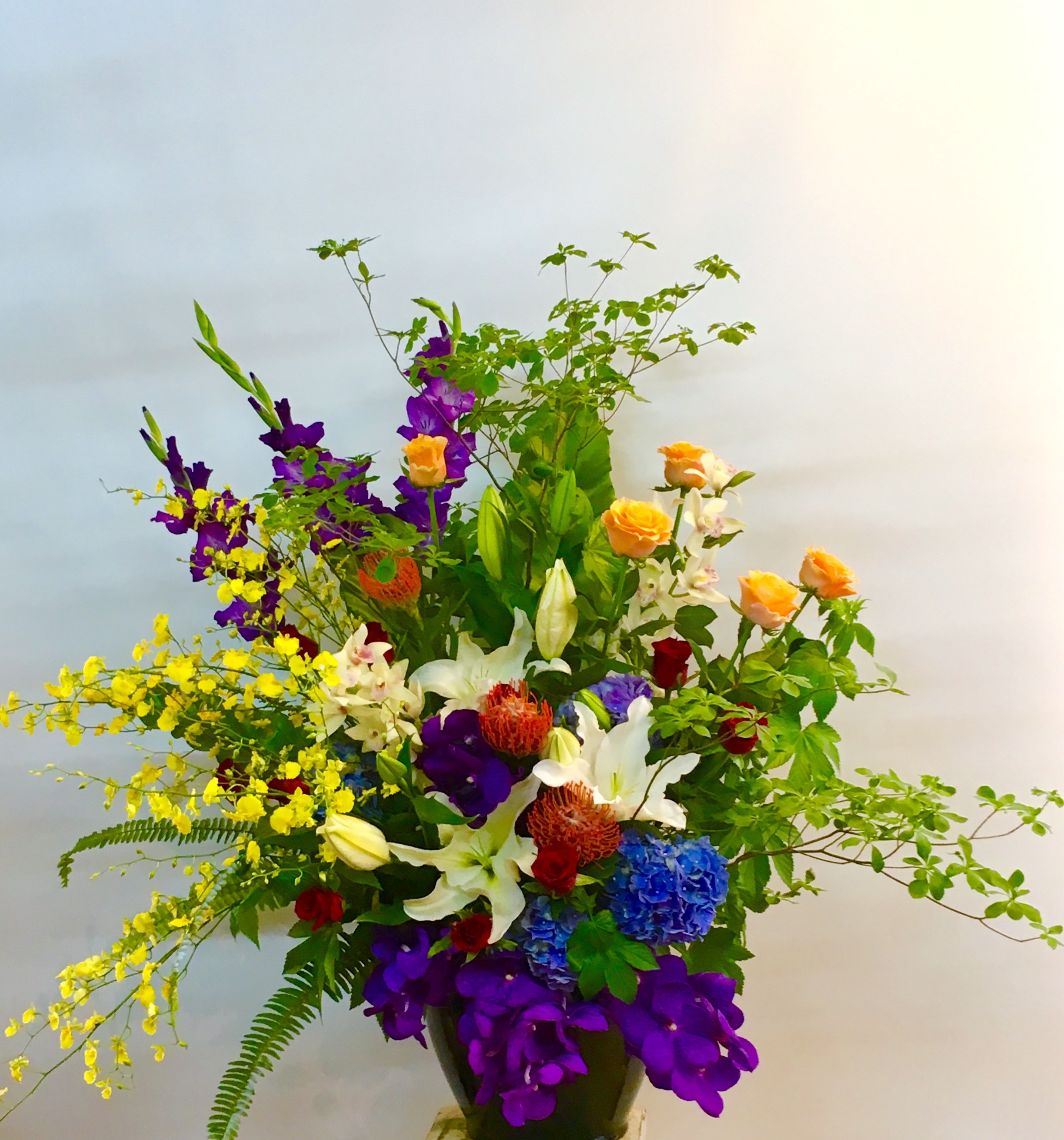 横浜市金港町へ入社式用壇上花配達しました!【横浜花屋の花束・スタンド花・胡蝶蘭・バルーン・アレンジメント配達事例314】