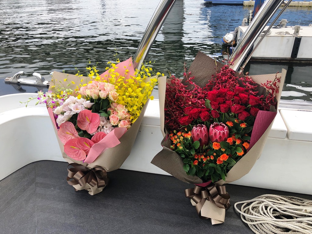 KMC横浜マリーナへ花束を配達しました!【横浜花屋の花束・スタンド花・胡蝶蘭・バルーン・アレンジメント配達事例453】