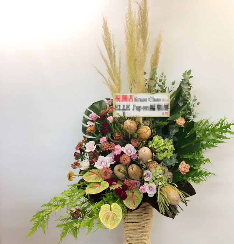 横浜高島屋へアレンジメントを配達しました!【横浜花屋の花束・スタンド花・胡蝶蘭・バルーン・アレンジメント配達事例457】