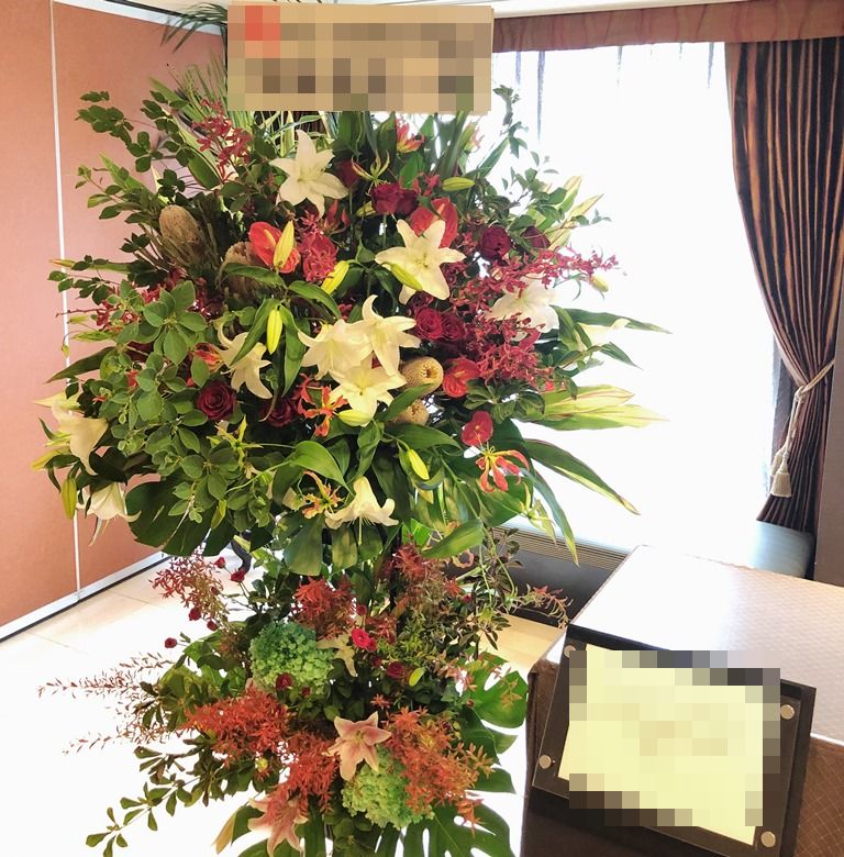 横浜ローズホテルへスタンド花を配達しました!【横浜花屋の花束・スタンド花・胡蝶蘭・バルーン・アレンジメント配達事例465】