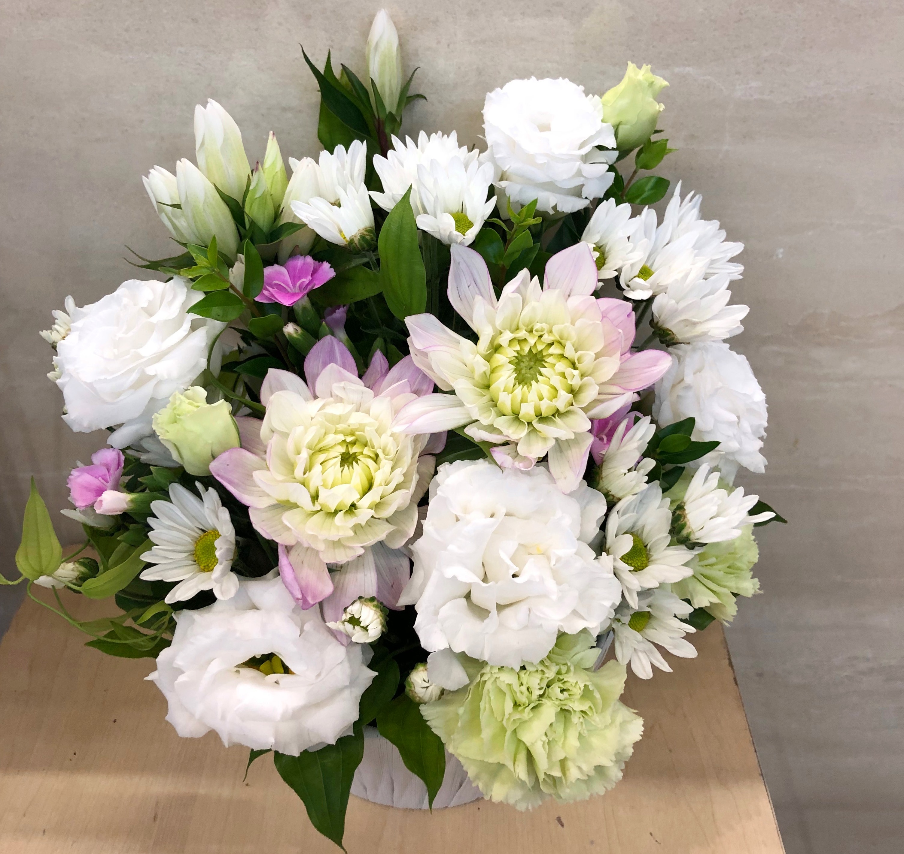 関内陵苑へお供えアレンジメントを即日当日配達しました!【横浜花屋の花束・スタンド花・胡蝶蘭・バルーン・アレンジメント配達事例470】