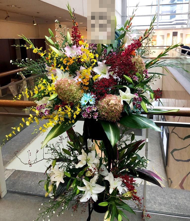 横浜市みなとみらいギャラリーへスタンド花を即日当日配達しました!【横浜花屋の花束・スタンド花・胡蝶蘭・バルーン・アレンジメント配達事例469】