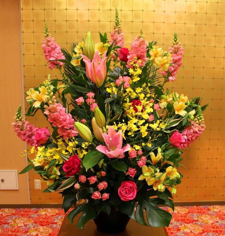 壺花(壇上花)を即日当日配達しました。【横浜花屋の花束・スタンド花・胡蝶蘭・バルーン・アレンジメント配達事例517】