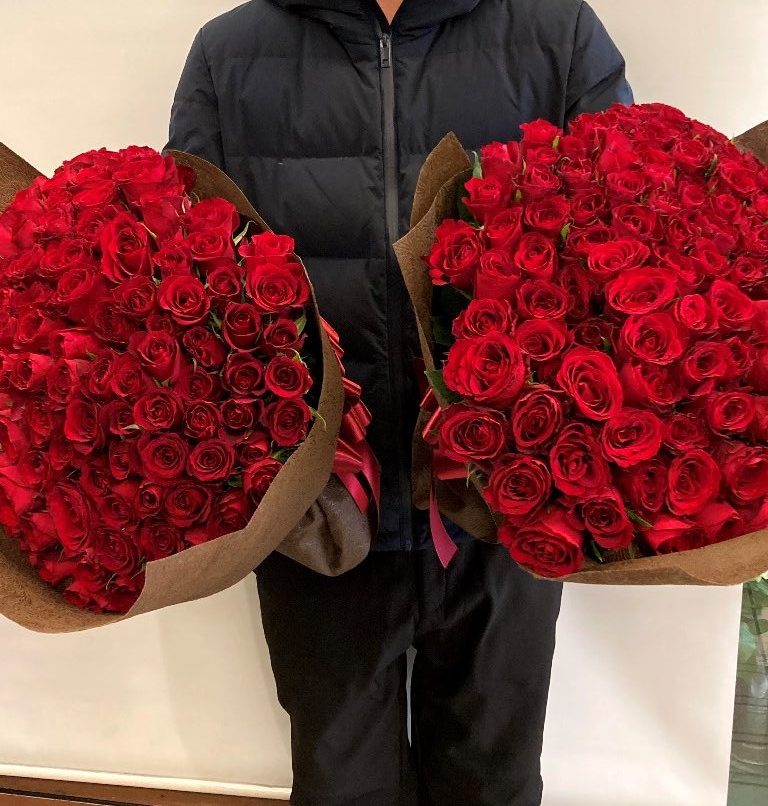 横浜ベイホテル東急へバラの花束108本を2件配達しました。【横浜花屋の花束・スタンド花・胡蝶蘭・バルーン・アレンジメント配達事例864】