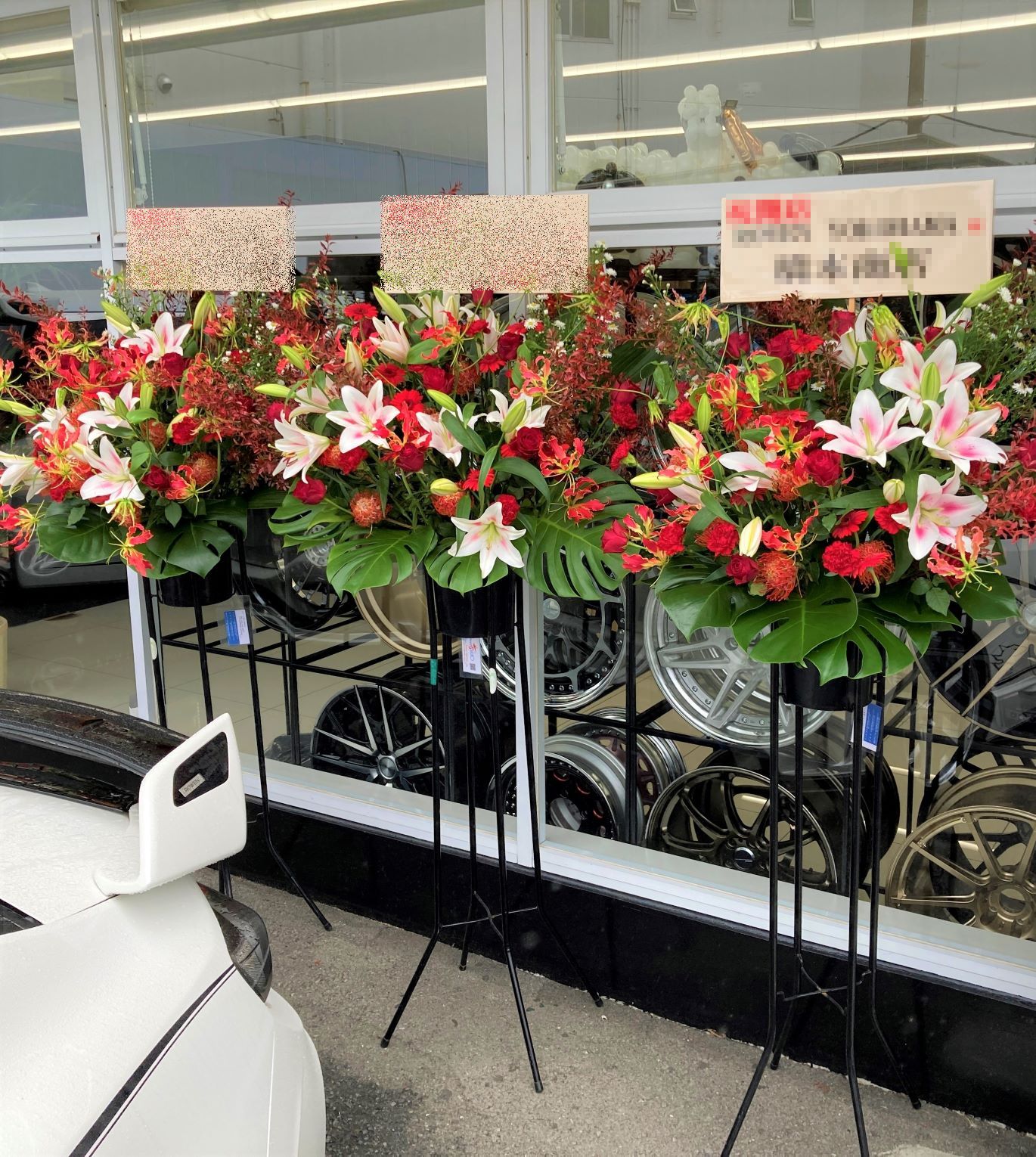 横浜市旭区へスタンド花を3基配達しました。【横浜花屋の花束・スタンド花・胡蝶蘭・バルーン・アレンジメント配達事例959】