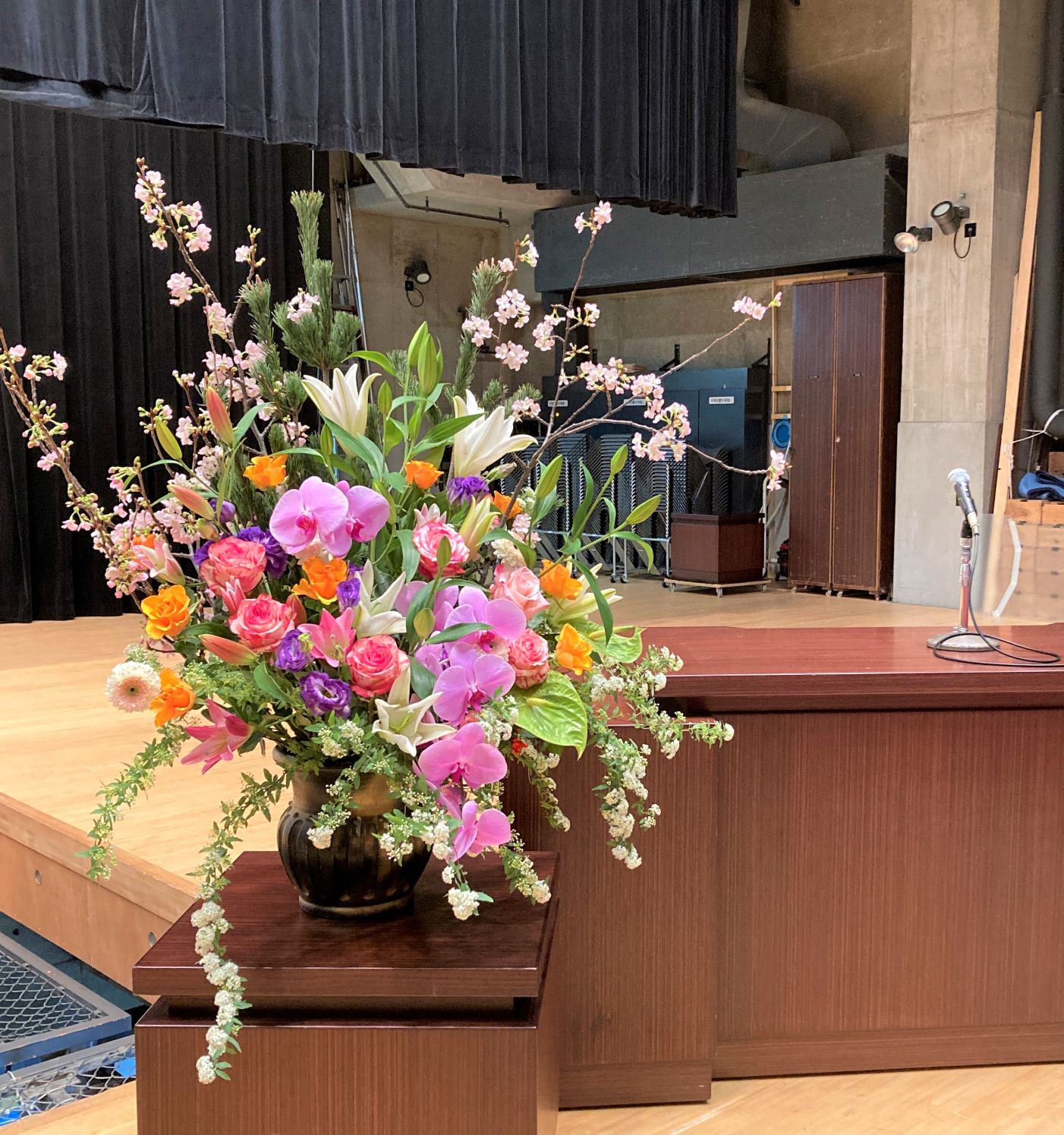 横浜市中区関内ホールへ壺花(檀上花)を配達しました。【横浜花屋の花束・スタンド花・胡蝶蘭・バルーン・アレンジメント配達事例1010】
